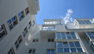 Hochhaus mit Wolken