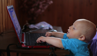 Kind mit Laptop3