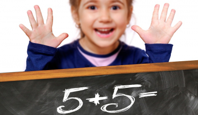 Schule am Waldkater -staatlich anerkannte Tagesbildungsstätte- Lebenshilfe Rinteln e.V. Kind mit Tafel