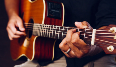 Selbst Musizieren und Singen in einem der Rintelner Vereine Gitarre