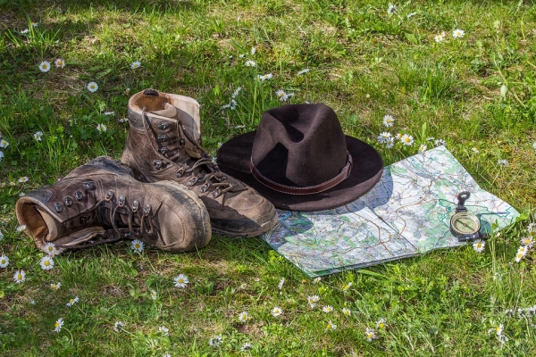 Wandern mit Hut und Karte3